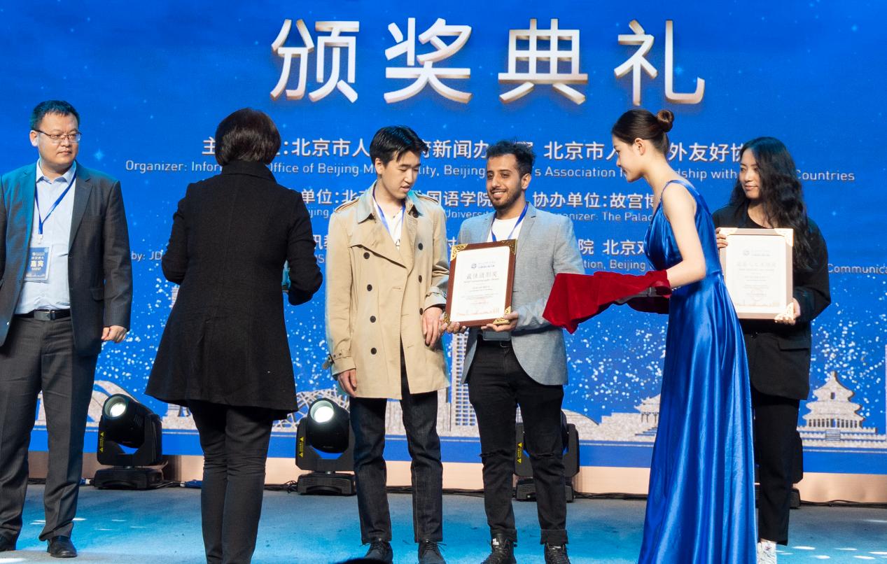 故宫博物院副院长朱鸿文(左二)为《道味中国》团队